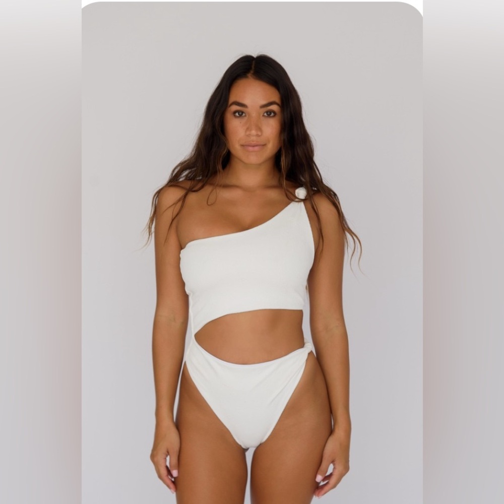 Skater- Nicole One Piece in color Honeymoon